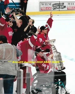 STEVE YZERMAN & FETISOV Lead Vladdy with 1998 STANLEY CUP On ICE 8x10 RED WINGS - Picture 1 of 1