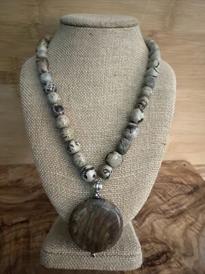 "Collar con cuentas colgante de piedra circular de 21"" tono plata cierre de palanca" Foto 1 de 4