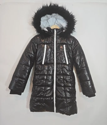 Chaqueta acolchada negra Calvin Klein para niñas con capucha forrada de piel sintética talla mediana 8/10 Foto 1 de 4