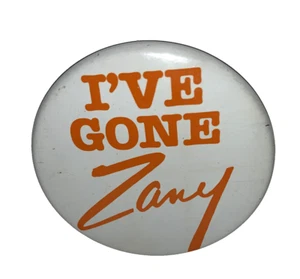 Advertising Avon Perfume Pin Back Button "I've Gone Zany" 2-1/4" Diameter - Foto 1 di 6