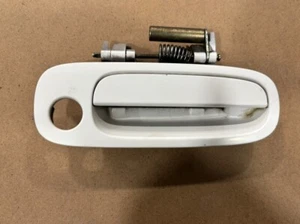 01-05 TOYOTA CELICA RIGHT PASSENGER SIDE EXTERIOR DOOR HANDLE WHITE - Foto 1 di 5