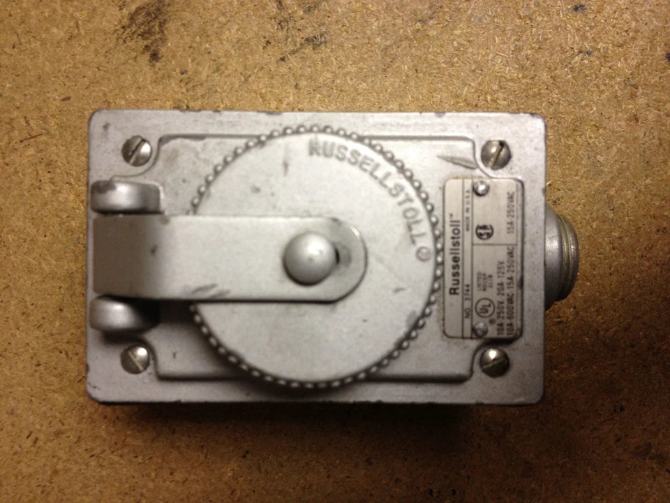 Receptáculo Russell Stoll 3744 con caja Foto 1 de 1