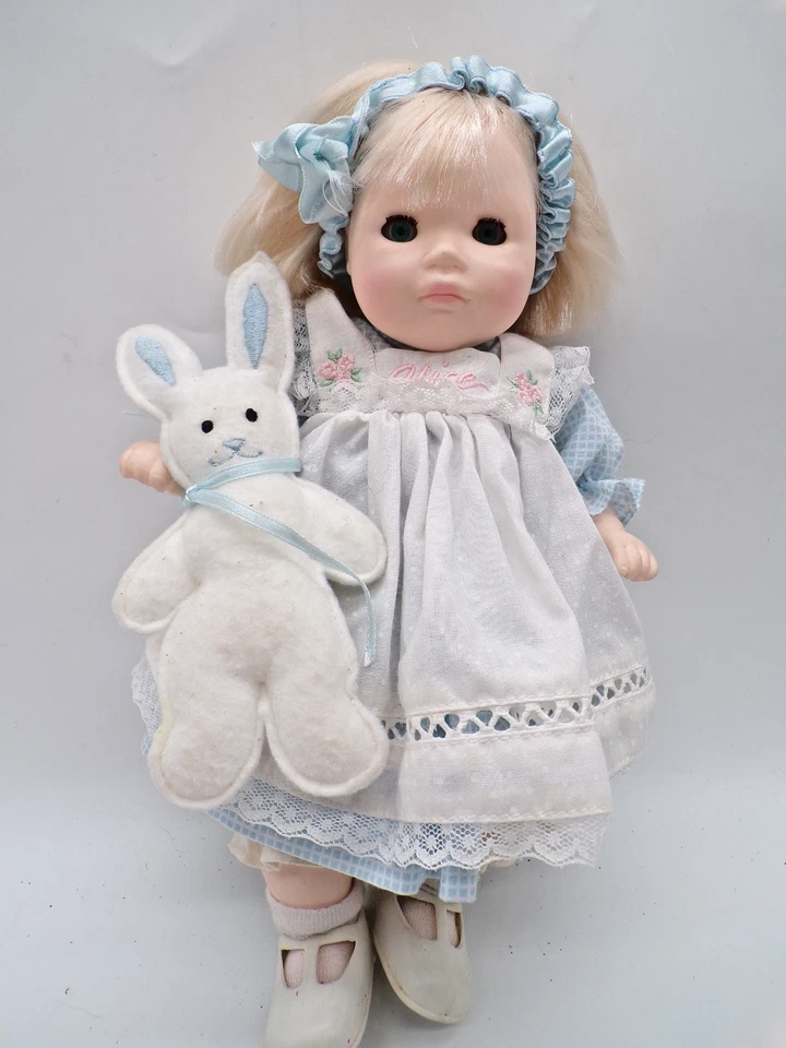 Muñeca Paulinette de Colección con 3 Trajes - Ricitos de Oro Alicia País de las Maravillas Heidi Oso de Peluche Foto 1 de 4