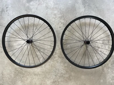 Ruedas tubeless de carbono 27,5 MTB personalizadas DT240 Hub Boost (1257 g/2,77 libras) Foto 1 de 4