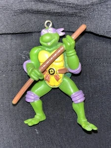 Tartarughe Ninja Mutanti Adolescenti TMNT Donatello Maschera Viola Ornamento ~2,5" Alto - Foto 1 di 4