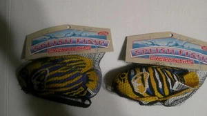 Dos Nuevos Club Tierra Splish Tropical Azul Amarillo Peces Agua Juego Lanzar Piscina Juguete - Imagen 1 de 3