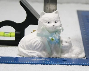 Estatuilla madre gata vintage de cerámica blanca con gatito - Imagen 1 de 8