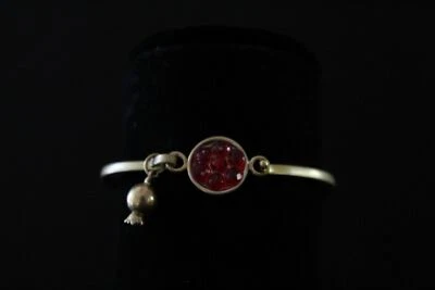 Brazalete de granada roja de vidrio con motivo persa de latón dorado Foto 1 de 4