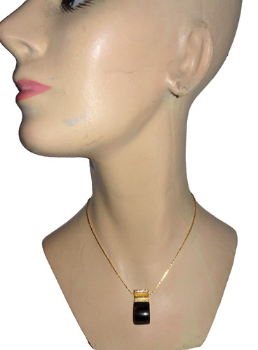 VINTAGE. COLLANA CIONDOLO GIVENCHY PARIS NEW YORK 1980 STRASS LUCITE TONALITÀ ORO