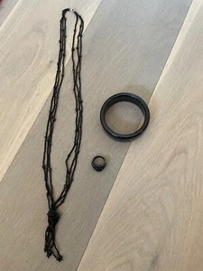 3 teiliges, schwarzes Schmuckset, Kette, Armreif, Ring - Bild 1 von 8
