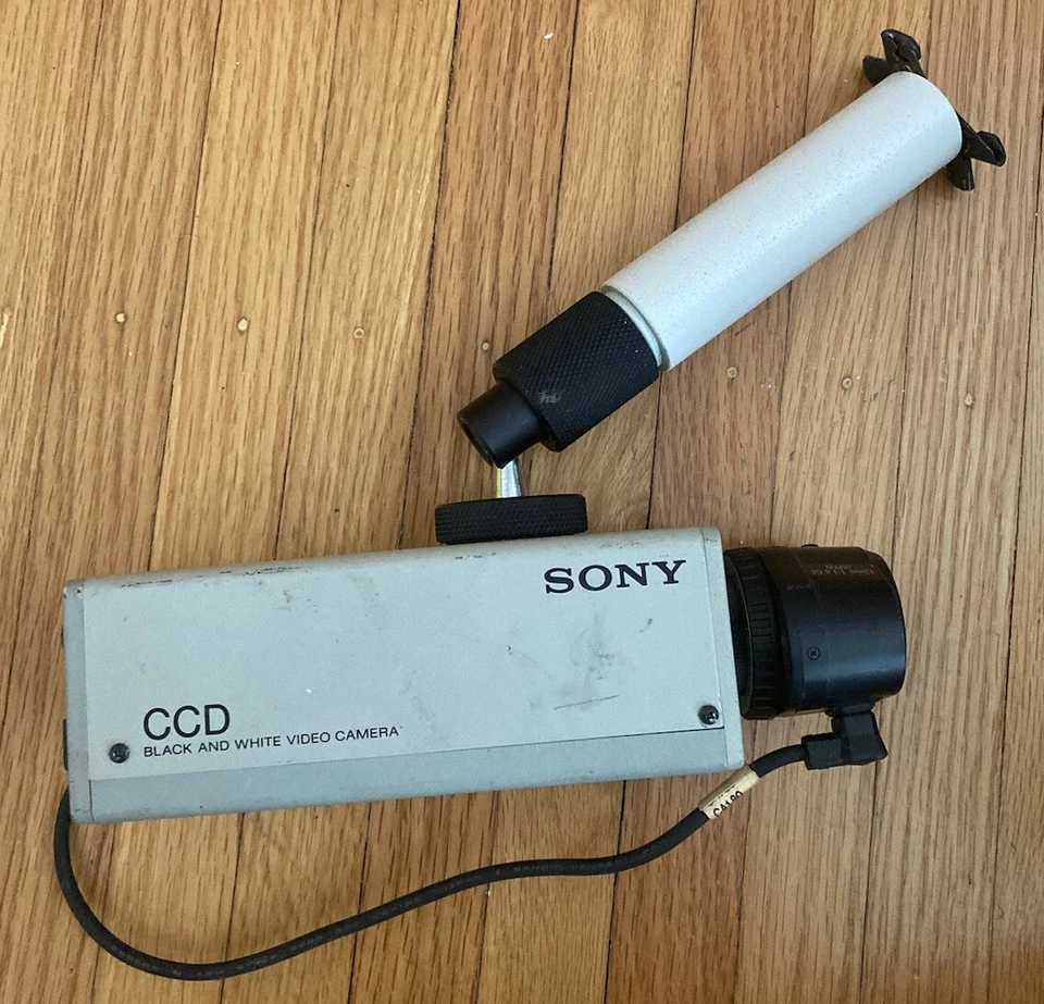 Cámara de vigilancia CCD blanca y negra Sony SSC-M254 y lente zoom motorizada Pelco Foto 1 de 4