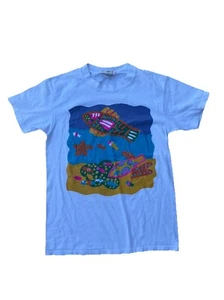 Camisa Pequeña Ken Done Art to Wear Colorido Pez Corte ST Hecha en EE. UU. Blanca - Imagen 1 de 6