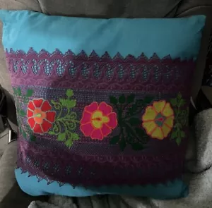Almohada floral bordada colorida Karma Living. Nuevo con etiquetas. Boho. "Algodón 18""" - Imagen 1 de 6