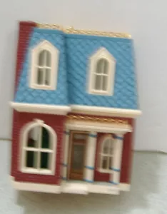 HOUSE ON HOLLY LANE 1999 HALLMARK ORNAMENT - Foto 1 di 2