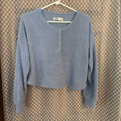 Suéter recortado Hollister para mujer talla pequeña azul tejido difuso frente a presión Henley Foto 1 de 4