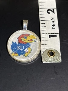 KU - Kansas University Team Logo Anhänger 1,5" Silber Metall - Bild 1 von 5