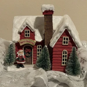 Ashland Navidad Iluminar Pequeños Tesoros Mini Casa de Pueblo Casa Roja Santa - Imagen 1 de 10