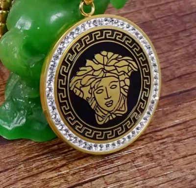 无链钛钢美杜莎吊坠男式圆形切割模拟钻石 — 第 1/4 张图片