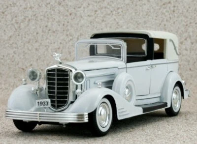 CADILLAC Town Car - 1933 - white - Signature Models 1:32 - Bild 1 von 4