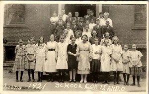 Postal de colección RPPC Cortland Ohio OH estudiantes escolares en 1921 condado de Trumbull - Imagen 1 de 3