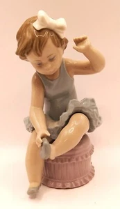 Lladro 1980 #5107 kleines Ballettmädchen Karena Porzellan Figur mit Pantoffel - Bild 1 von 7