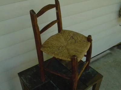 Silla infantil vintage tallada a mano asiento de mimbre Foto 1 de 4