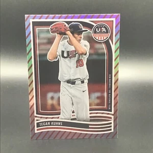 TEGAN KUHNS 2024 EE. UU. Estrellas y Rayas RAYAS ROJAS HOLO 18U NACIONAL - Imagen 1 de 2
