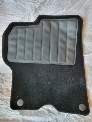 Alfombrilla Ferrari FF (USA) OEM, delantera izquierda, negra, completa con botón Foto 1 de 2