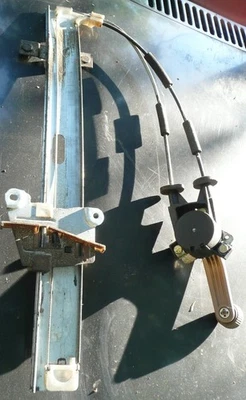 Ford Festiva Passenger's Side -Right - Window Regulator With Good Window Handle Foto 1 de 2