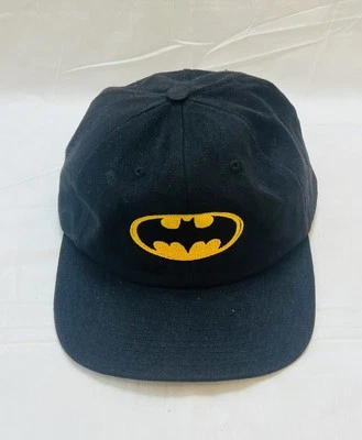 Gorra ajustable negra con logotipo bordado de Batman de pies a cabeza DC COMICS Foto 1 de 3