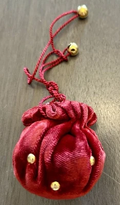 "Antigua cartera de terciopelo rojo miniatura de colección con cuentas doradas de 2"" de largo" Foto 1 de 4