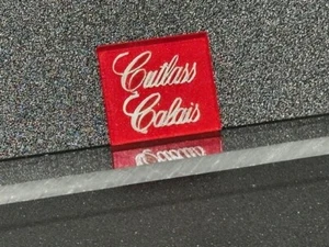 Oldsmobile Cutlass Calais Trunk Lock Cover Insert Emblem Reproduction - Foto 1 di 2