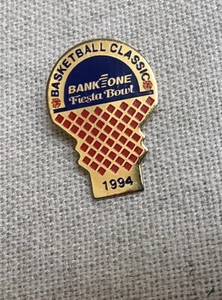 Prendedor de solapa sombrero vintage de baloncesto clásico Bank One Fiesta Bowl 1994 - Imagen 1 de 2