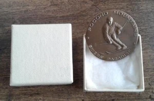 POCONO MOUNTAINS SKIERS' PARADISE MEDALLIC ART Co.PIN BACK MEDAL --- XEZP - Picture 1 of 1