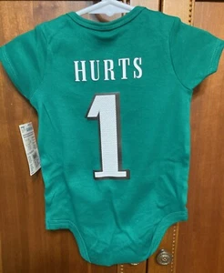Baby Fußball Trikot Einteiler Eagles Jalen Hurts Handarbeit Größe 6-9 Monate - Bild 1 von 2