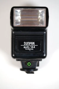 Sunpak (2392B) Auto 144 Thyristor Mountable Camera Flash With Instructions  - Picture 1 of 3