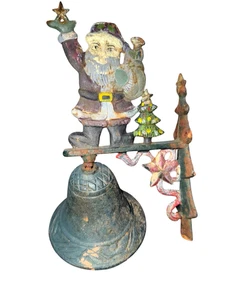 Papá Noel y campana rústica de hierro fundido vintage con árbol cuelga en la pared usada rústica exterior - Imagen 1 de 9