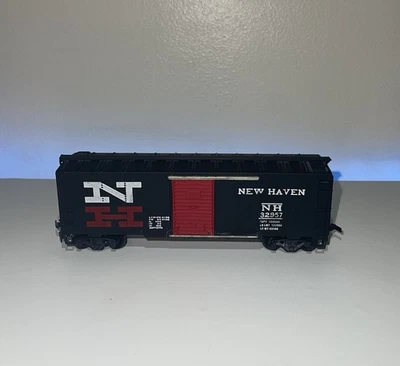 Mantua HO Scale 40' Weighted New Haven NH 32957 Sliding Door Box Car - Image 1 of 4