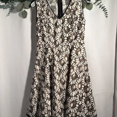 Vestido Tommy Hilfiger Floral Encaje Ajuste y Acampanado Foto 1 de 2