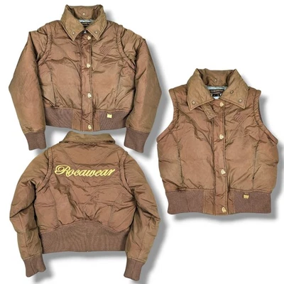 Jaqueta Colete Conversível Vintage Y2K Rocawear Feminina Média Puffer Marrom Escrita - Imagem 1 de 4