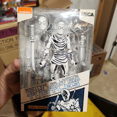 (.) NECA TMNT Tortugas Ninja Negro Blanco Pie Soldado Walmart Excl B&W Foto 1 de 2