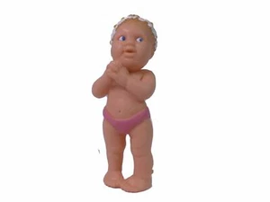 Bullyland® Microfigur Baby Mädchen stehend mit Blumenkranz, 6 cm Glücksbringer