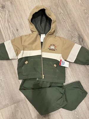 Conjunto de 2 piezas de chaqueta y pantalones forrados de lana caqui talla 2T Okie Dokie para niños pequeños Foto 1 de 4