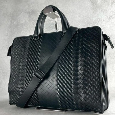 Bolso de hombro Bottega Veneta Intrecciato de cuero negro para hombre de negocios Foto 1 de 4