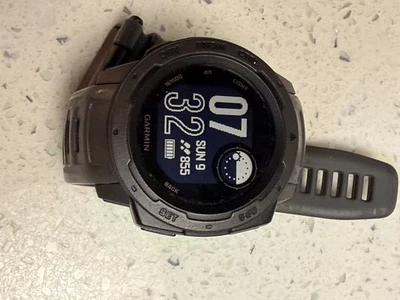 Reloj GPS Garmin Instinct Edición Estándar Grafito, cable de carga incluido  Foto 1 de 4