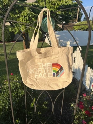 Bolso de Mano The North Face Loop Pride Reutilizable Grande Estampado de Logotipo. Foto 1 de 4