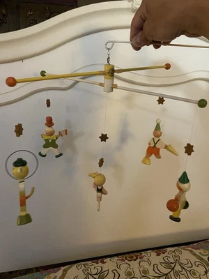Figuras de circo pintadas a mano caprichosas móviles cuna infantil de madera de colección*piezas faltantes* Foto 1 de 4