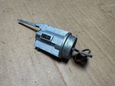 Cilindro de bloqueo de interruptor de encendido Toyota 4runner 1996-2002 con llave OEM Foto 1 de 2