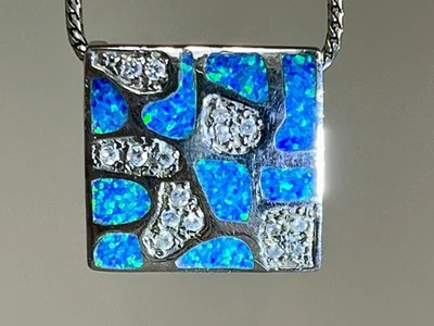 Colgante de diseño geométrico de ópalo azul y diamantes Foto 1 de 4