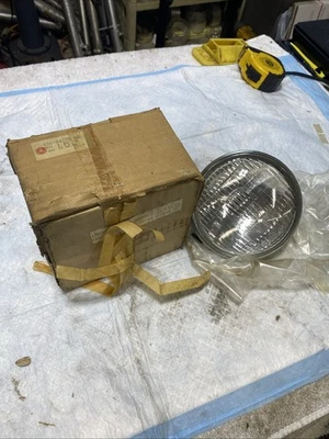 Nuevo de Lote Antiguo Yamaha Nuevo OEM NOS Faro 1964-66 YA6 YA6B 136-84320-60-00 Bin Y Foto 1 de 4